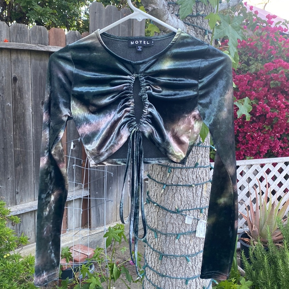 Motel x iris stivi crop top in abstract camo